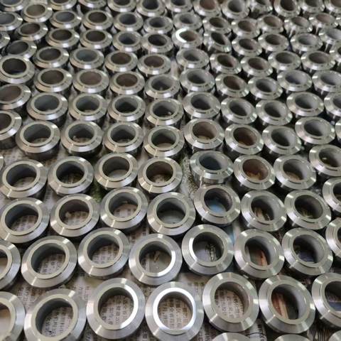 Metallische Dichtungsringe in Chargen angeordnet